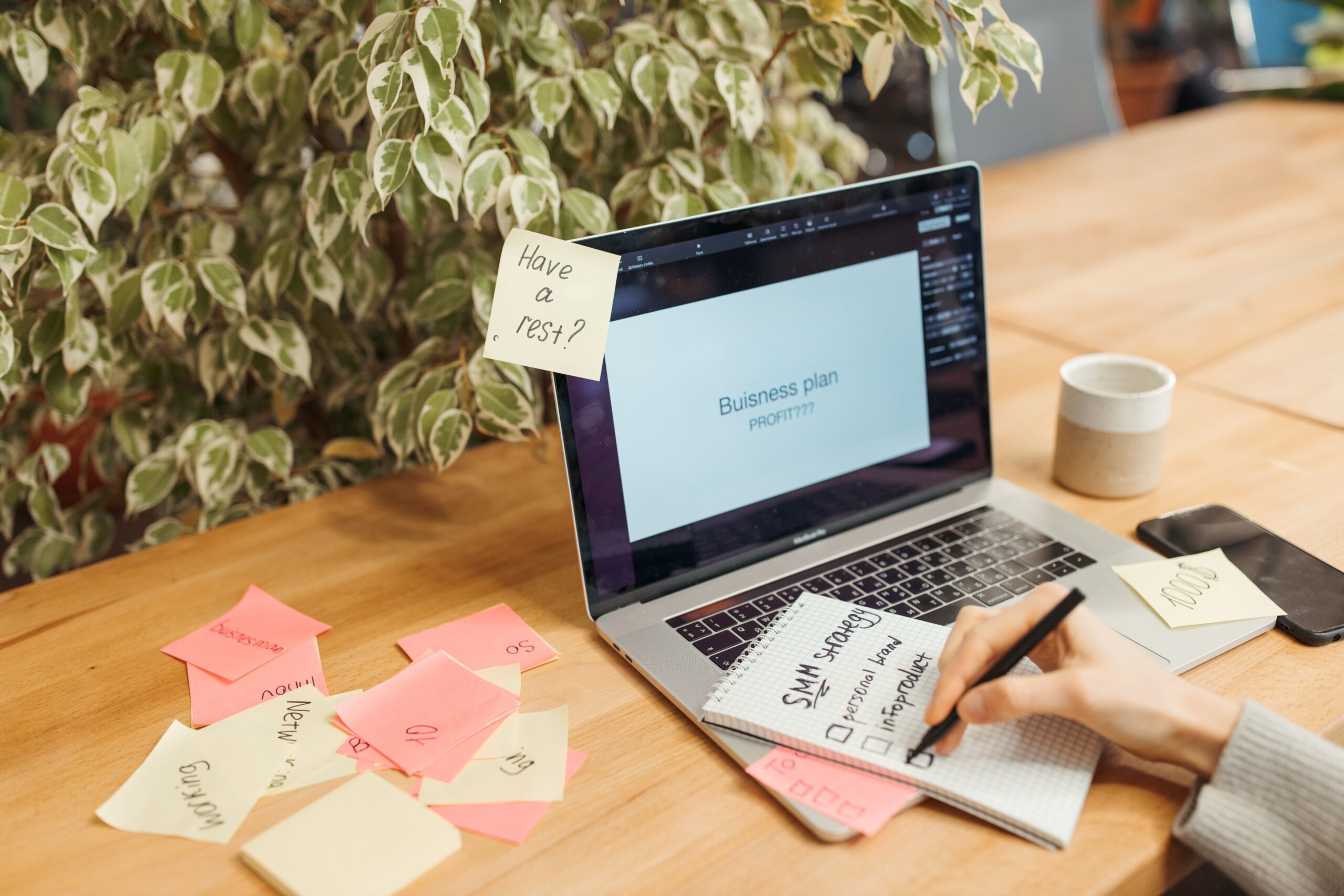 Computador com post-its