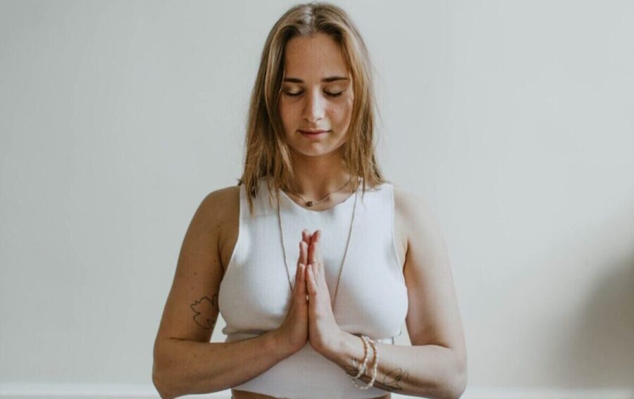mulher meditando